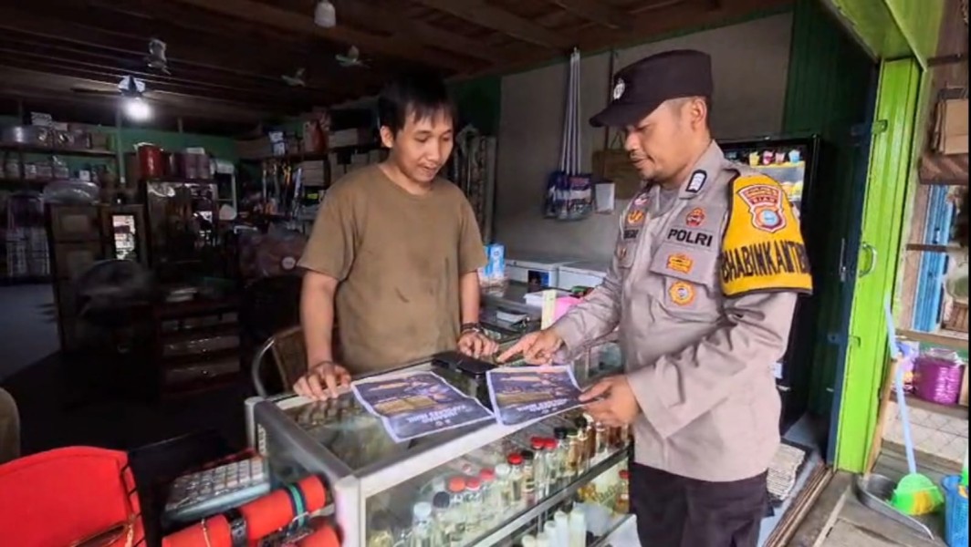 Babinkamtibmas Polsek Pelangiran Sosialisasikan Call Center Untuk Keamanan Masyarakat