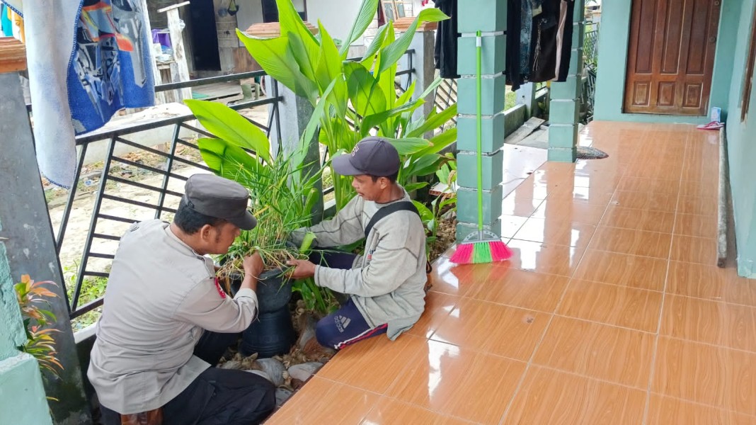 Babinkamtibmas Polsek Enok Kembangkan Tanaman Musimman di Pekarangan Warga