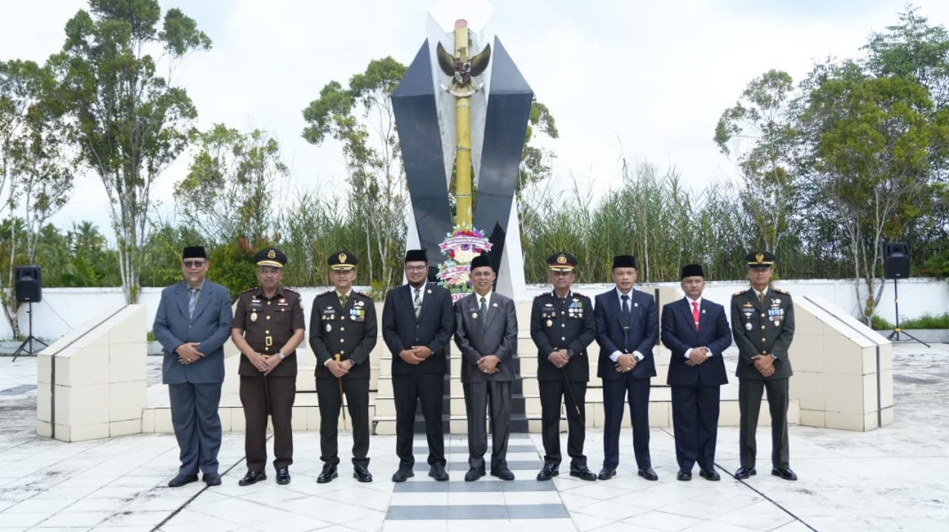 Galeri Bupati Herman Pimpin Tabur Bunga Sempena Harkitnas Ke -118