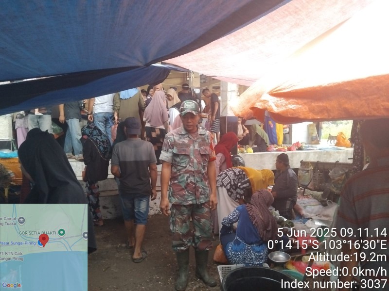Babinsa Koramil 12/Batang Tuaka Sertu Januar Effendi, melaksanakan patroli pengamanan di Pasar Mingguan Jelang Lebaran Haji