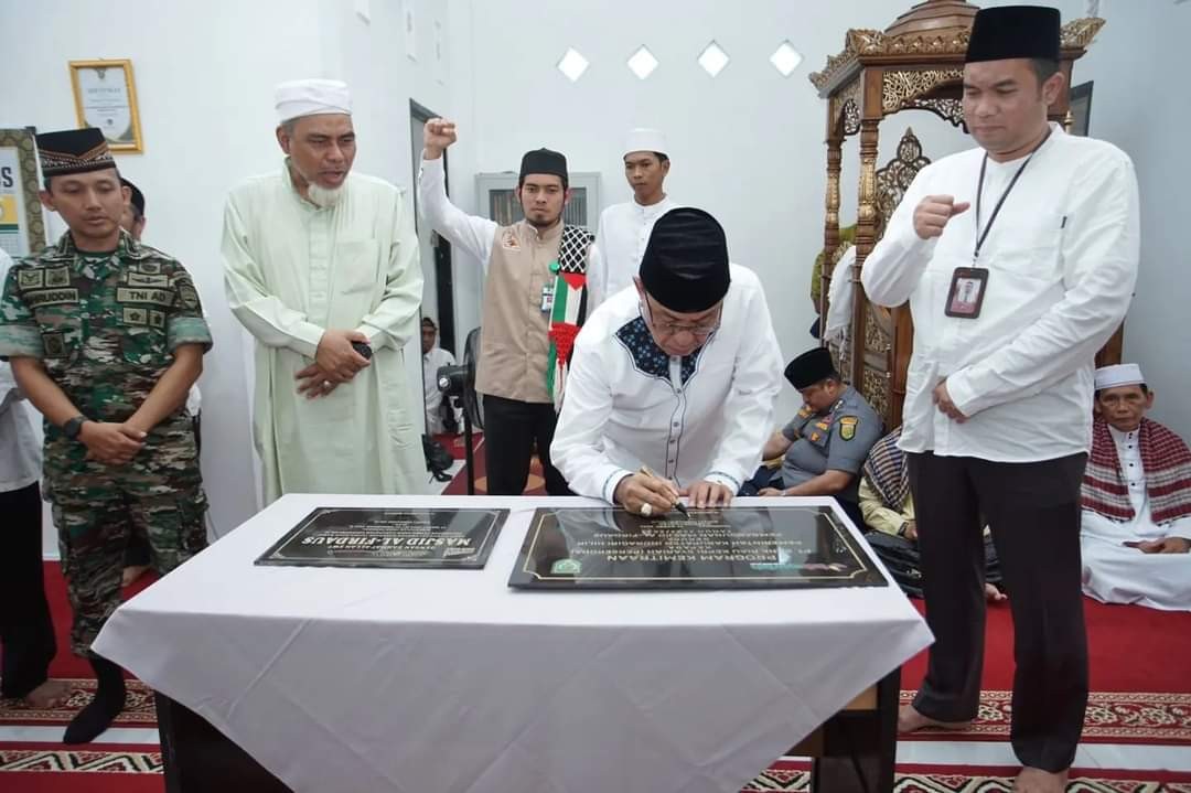 Galeri Bupati Kabupaten Indragiri Hilir (Inhil) HM. Wardan meresmikan Masjid Al-Firdaus yang terletak di Parit Hijrah