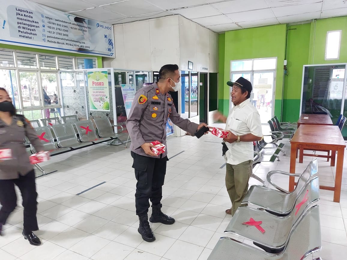 Pemudik Yang Datang Dari Kepri di Suguhkan Takjil Oleh Posyan Polres Inhil