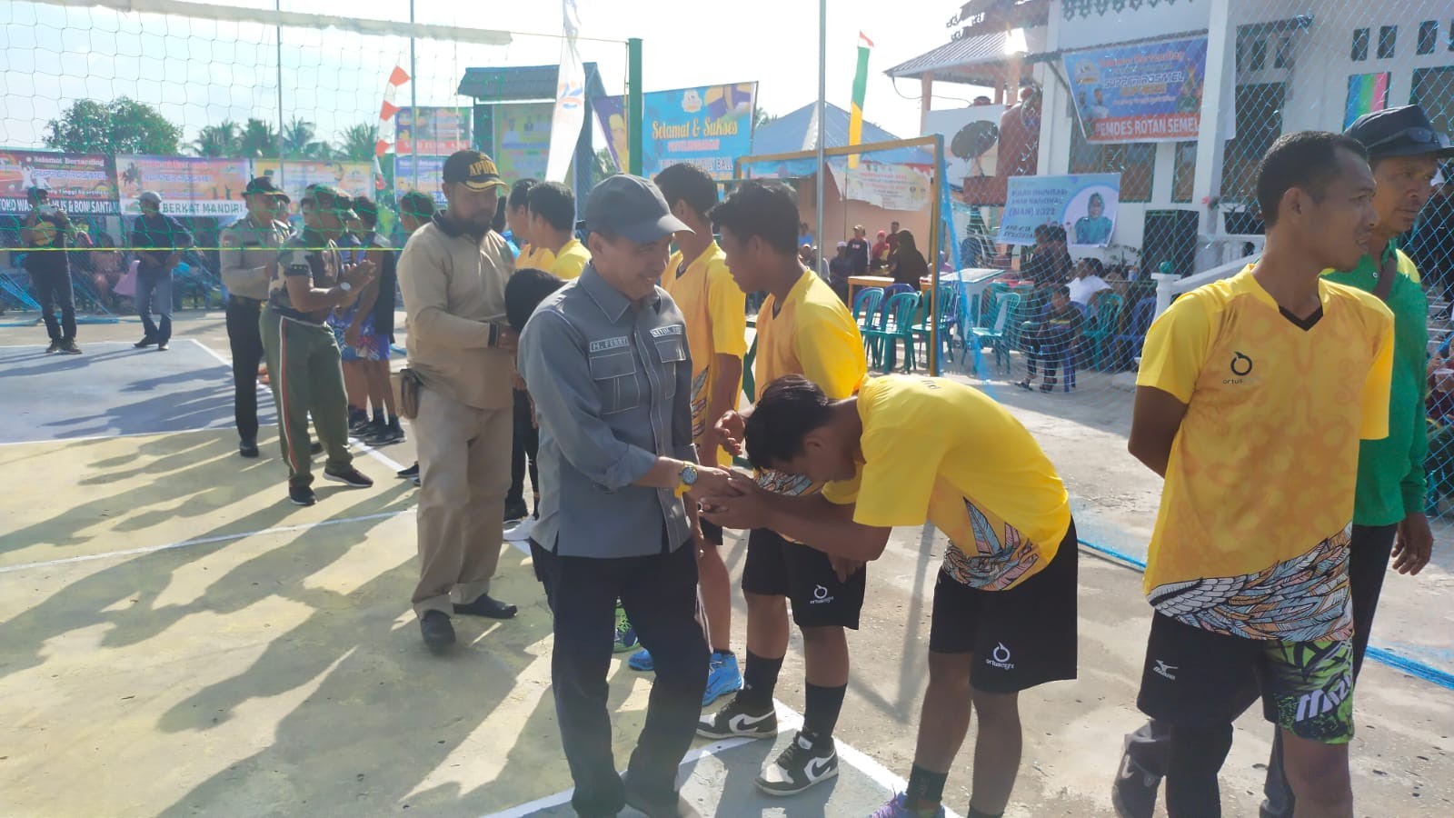 Setelah Pulau Kijang, Ferryandi Kembali Membuka Secara Resmi Turnamen Bola Voli di Pelangiran