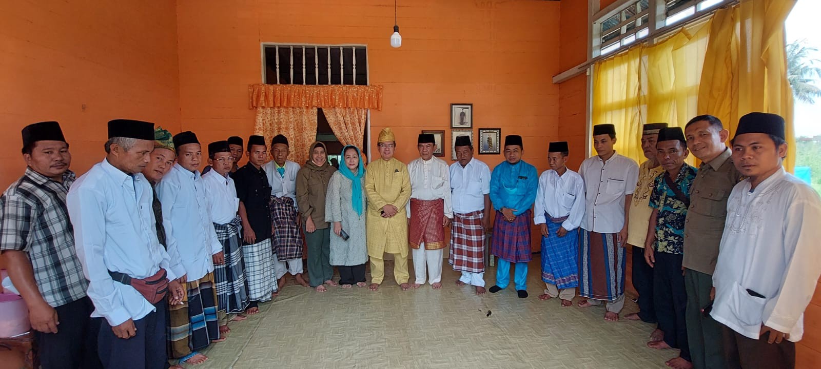 Raja Indragiri Resmi Dinobatkan Di Rumah Adat Tua Sultan Mahmud Syah Yang  Bersejarah