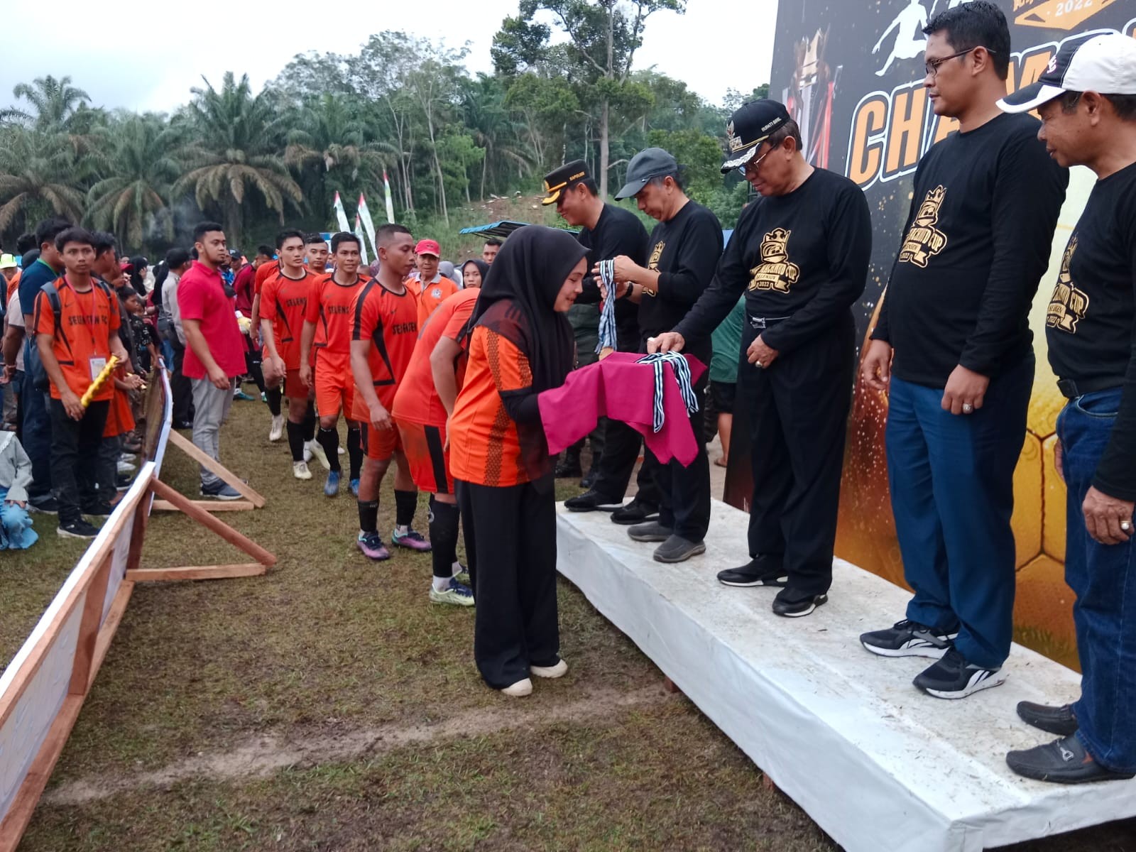 Bersama Ribuan Masyarakat, Ketua DPRD Inhil Saksikan Final Optur Raja Machmud CUP
