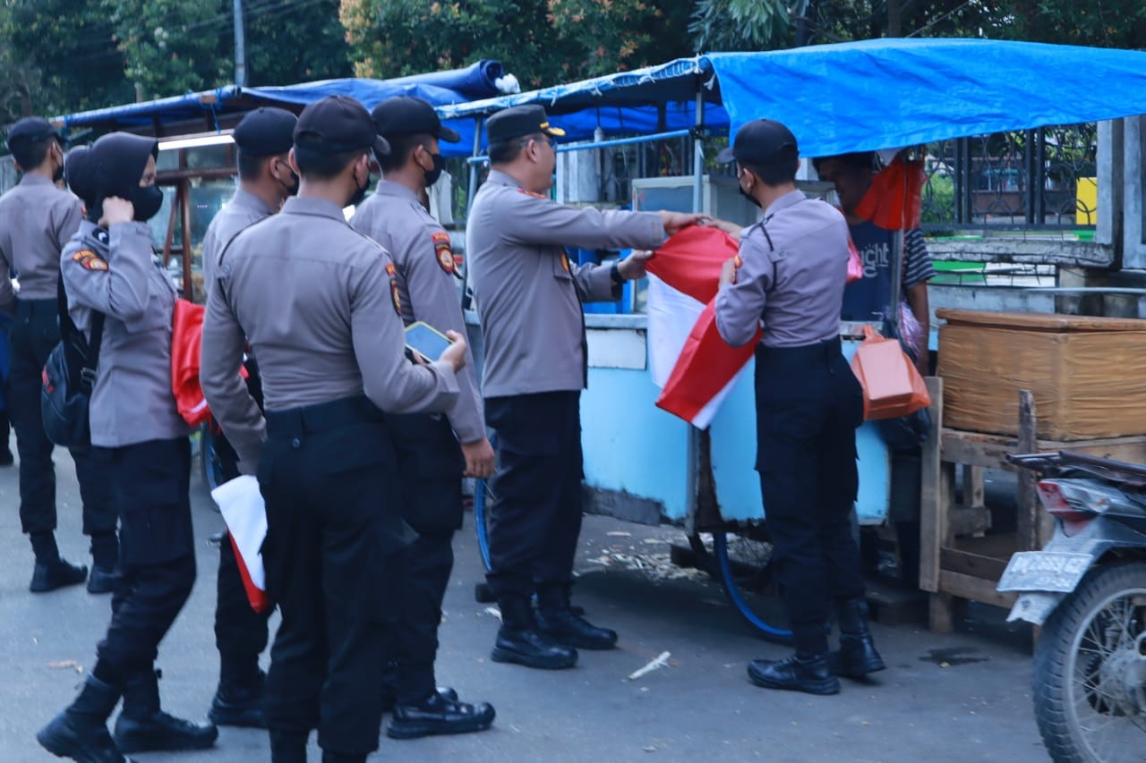 Polres Inhil Membagikan Bendera Kepada Masyarakat Agar Menumbuhkan Rasa Cinta Kepada Simbol NKRI