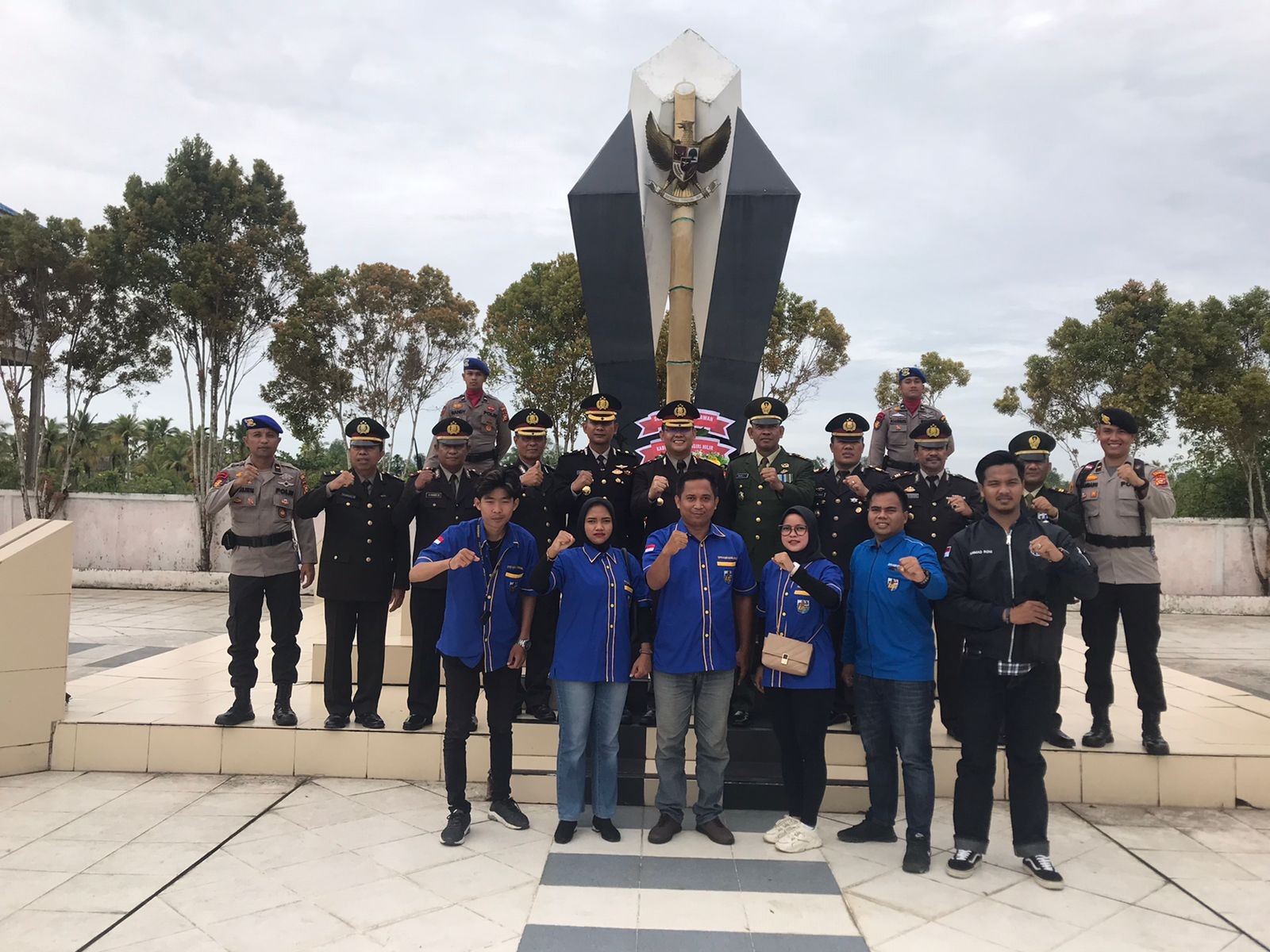 Hari Pahlawan ke-77, KNPI Inhil Ikuti Upacara dan Lakukan Ziarah serta Tabur Bunga di Taman Makam Pahlawan