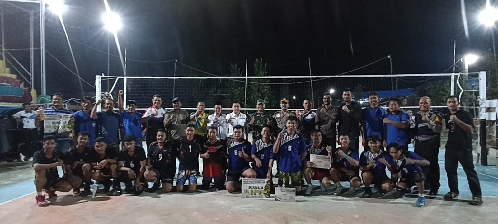 Disaksikan Ratusan Penonton, Dr. H. Ferryandi Tutup Open Turnamen Volly Ball Pemuda Kemuning CUP 2022