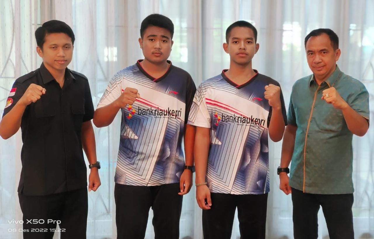 Ketua PBSI Inhil Lepas 2 Atlit Bulu Tangkis ke Kejurnas di Jakarta