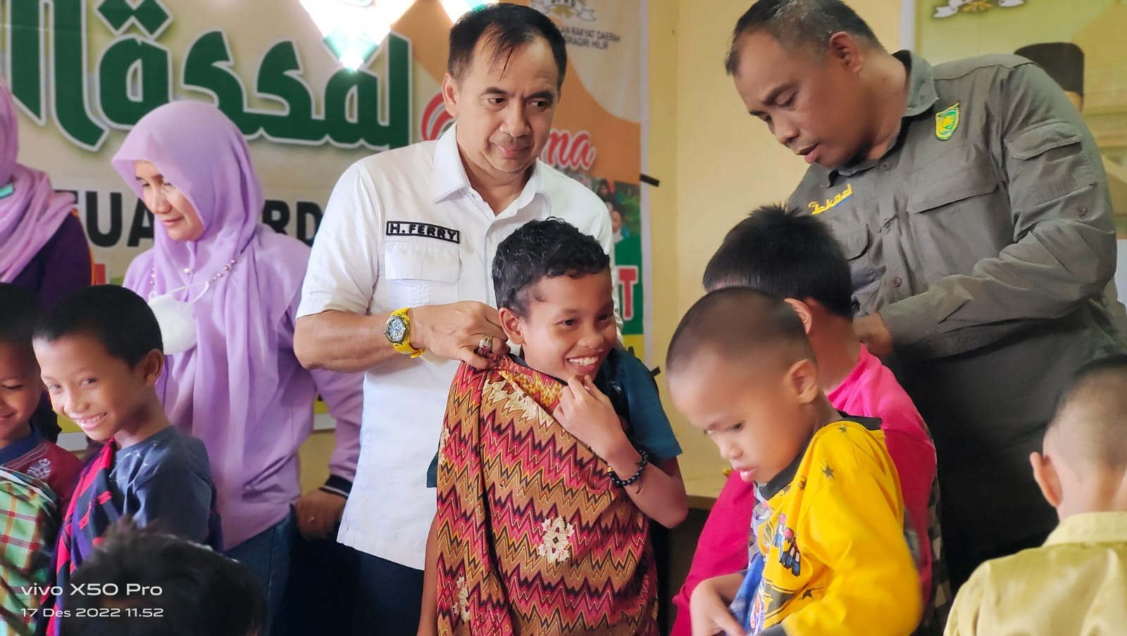 Diikuti Puluhan Anak, Ketua DPRD Inhil Kembali Buka Khitanan Massal Di Sungai Rawa