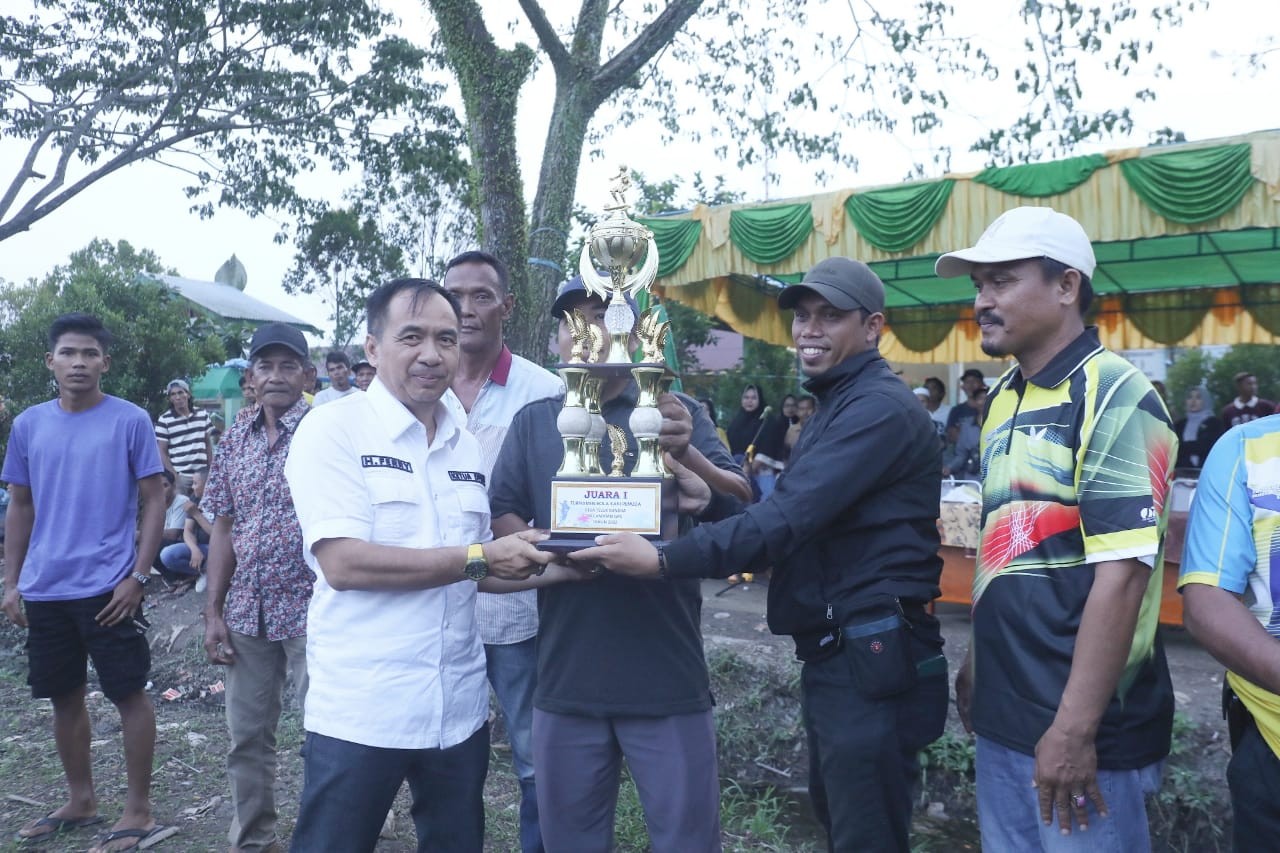 Ferryandi Tutup Secara Resmi Turnamen Sepak Bola Teluk Sungka Cup, Kades Doakan Jadi Inhil Satu 2024