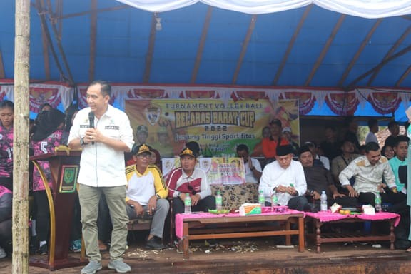 Didampingi Para Kades dan Sekcam Bang Boy, Ketua DPRD Inhil Tutup Turnamen Balaras Barat Cup Tahun 2022