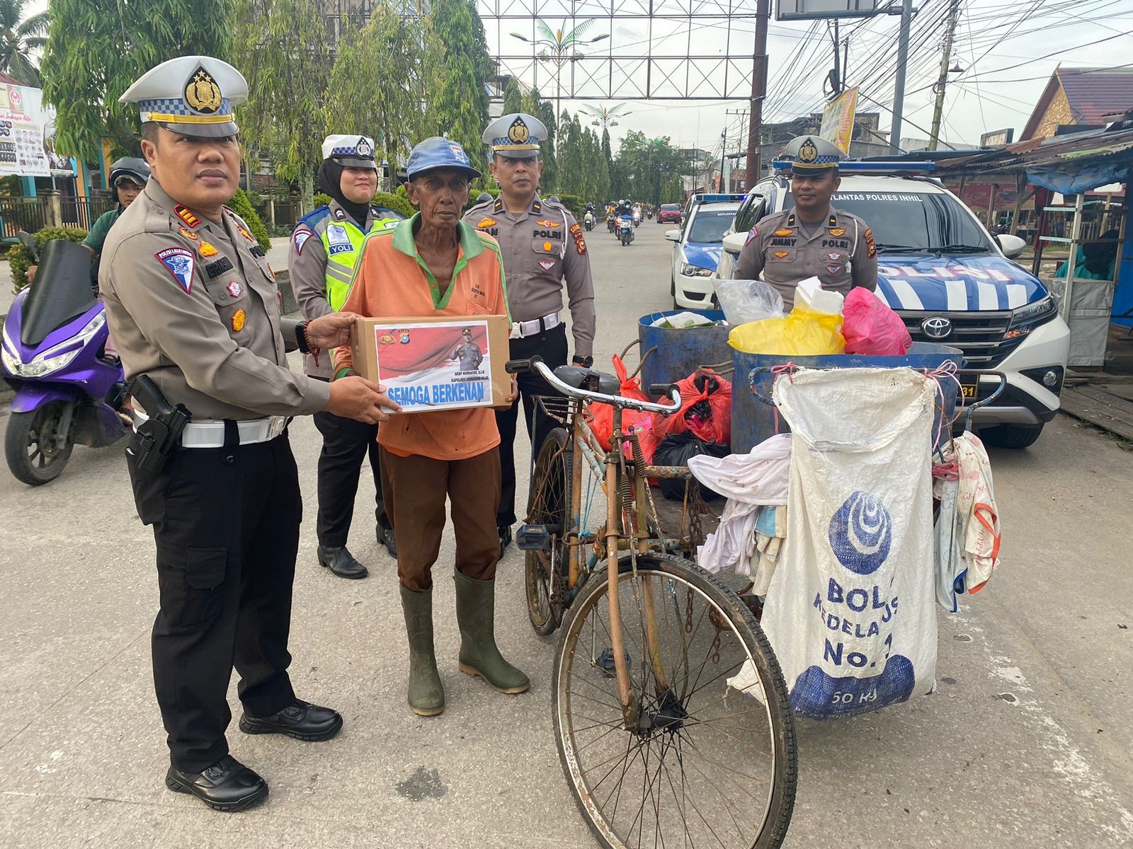 Jumat Berkah, Sat Lantas Polres Inhil Bagikan Sembako kepada Tukang Becak dan Petugas Kebersihan