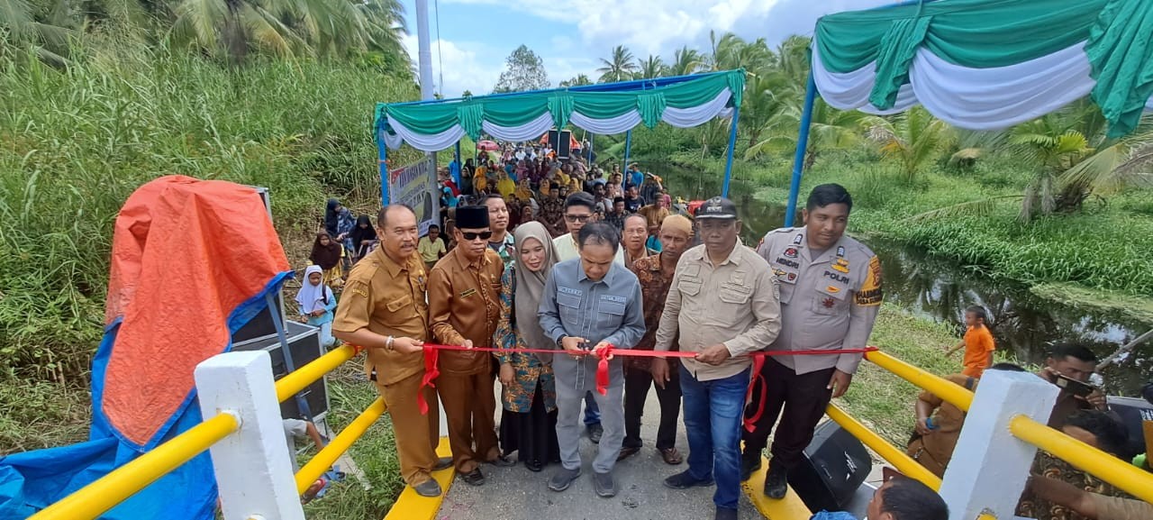 Anak Sekolah Semakin Mudah, H. Ferryandi Resmikan Jembatan Penghubung Dusun Sialang Dalam 