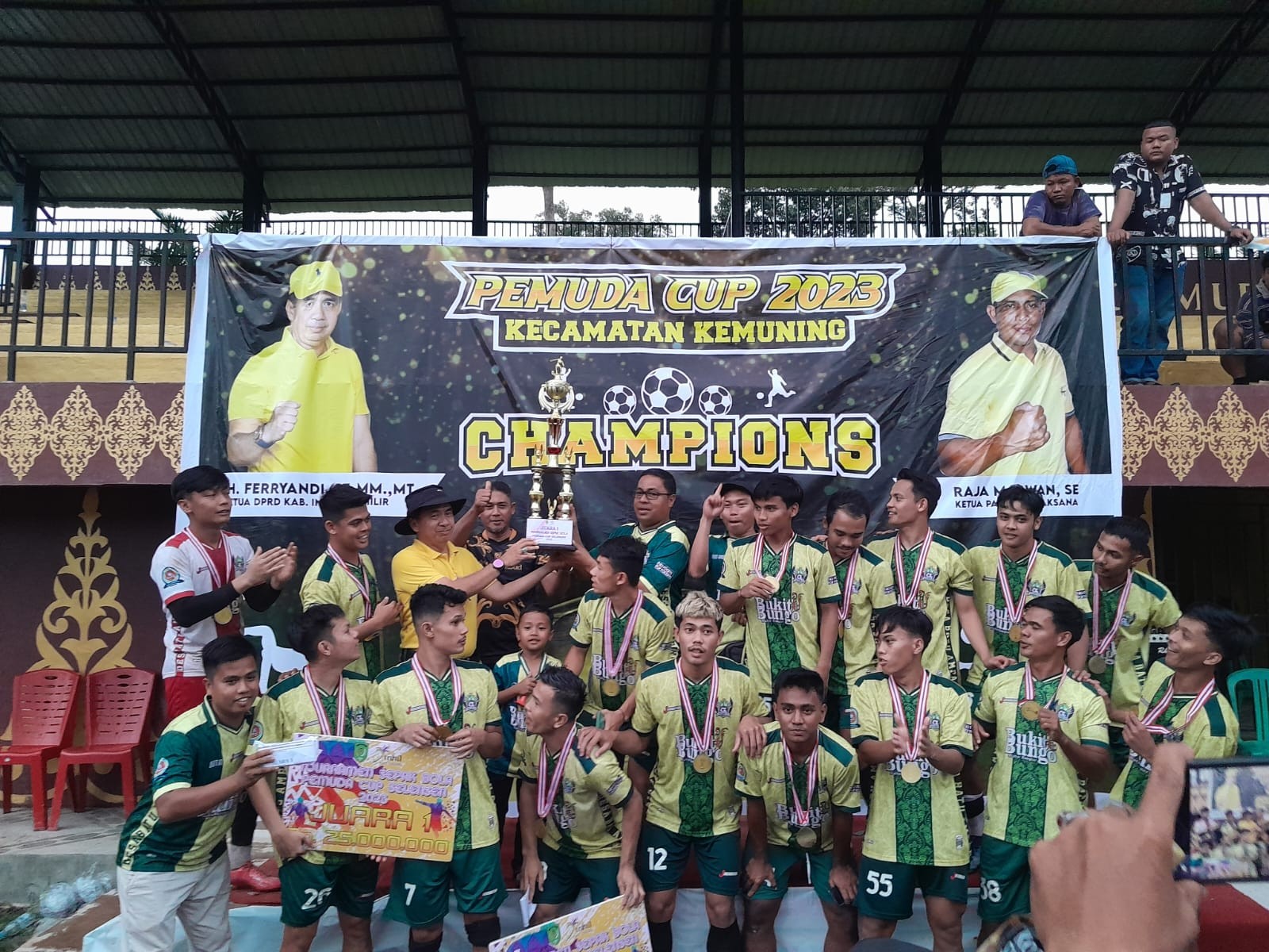 Tumbangkan Persiduta FC, Batama FC Terima Piala Pemuda Kemuning CUP 2023 dari DR. H. Ferryandi