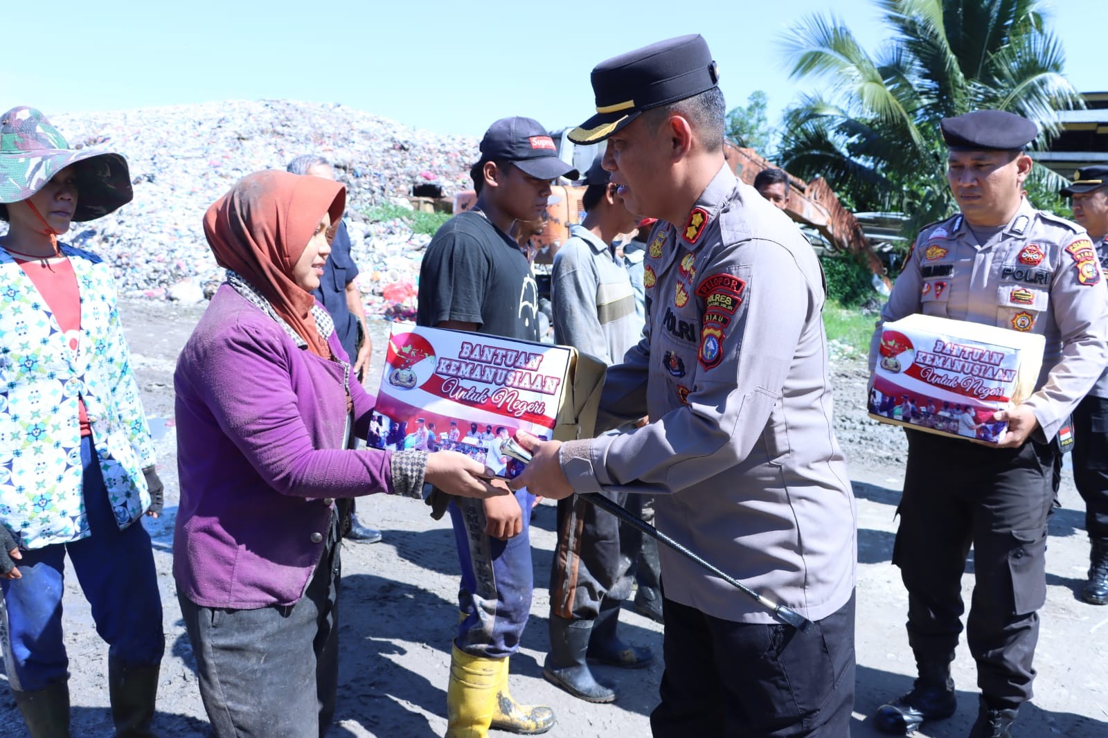 Berkunjung ke Tempat Pembuangan Akhir (TPA), Kapolres Inhil berbagi Sembako