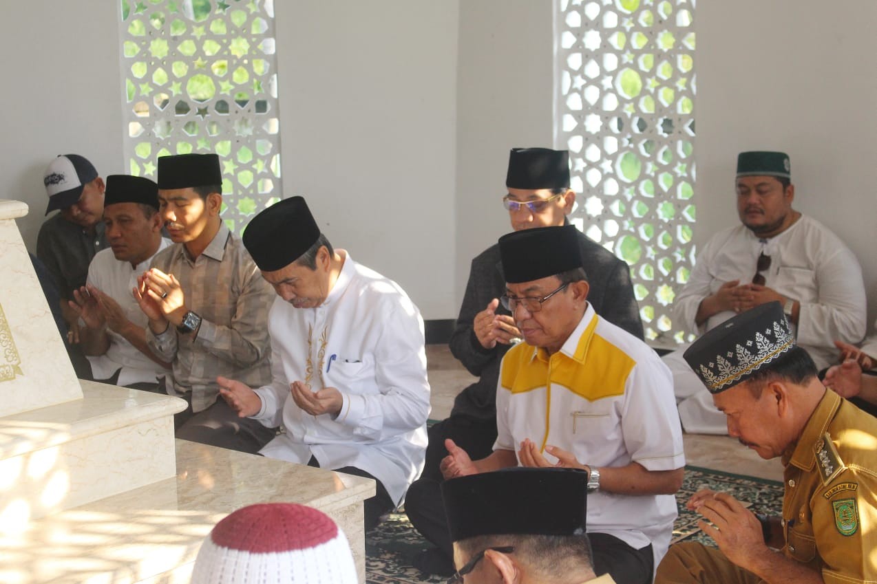 Galeri Bupati Inhil Dampingi Gubri Saat Berziarah ke Makam Tuan Guru Syekh Abdurrahman Siddiq 