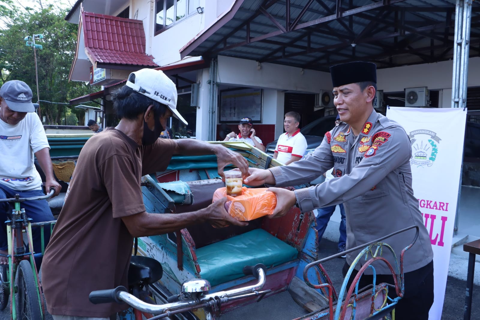 Bersama PSMTI, Polres Inhil Berbagi Takjil