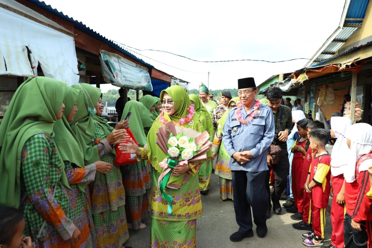 Bupati Mengapresiasi atas terlaksananya Pengukuhan Bapak dan Bunda Asuh Anak Stunting Teluk Belengkong