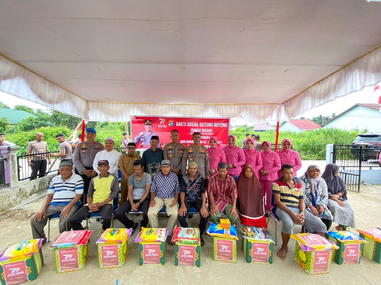 di Rumah Ibadah dan Beri Bansos kepada Masyarakat Kurang Mampu