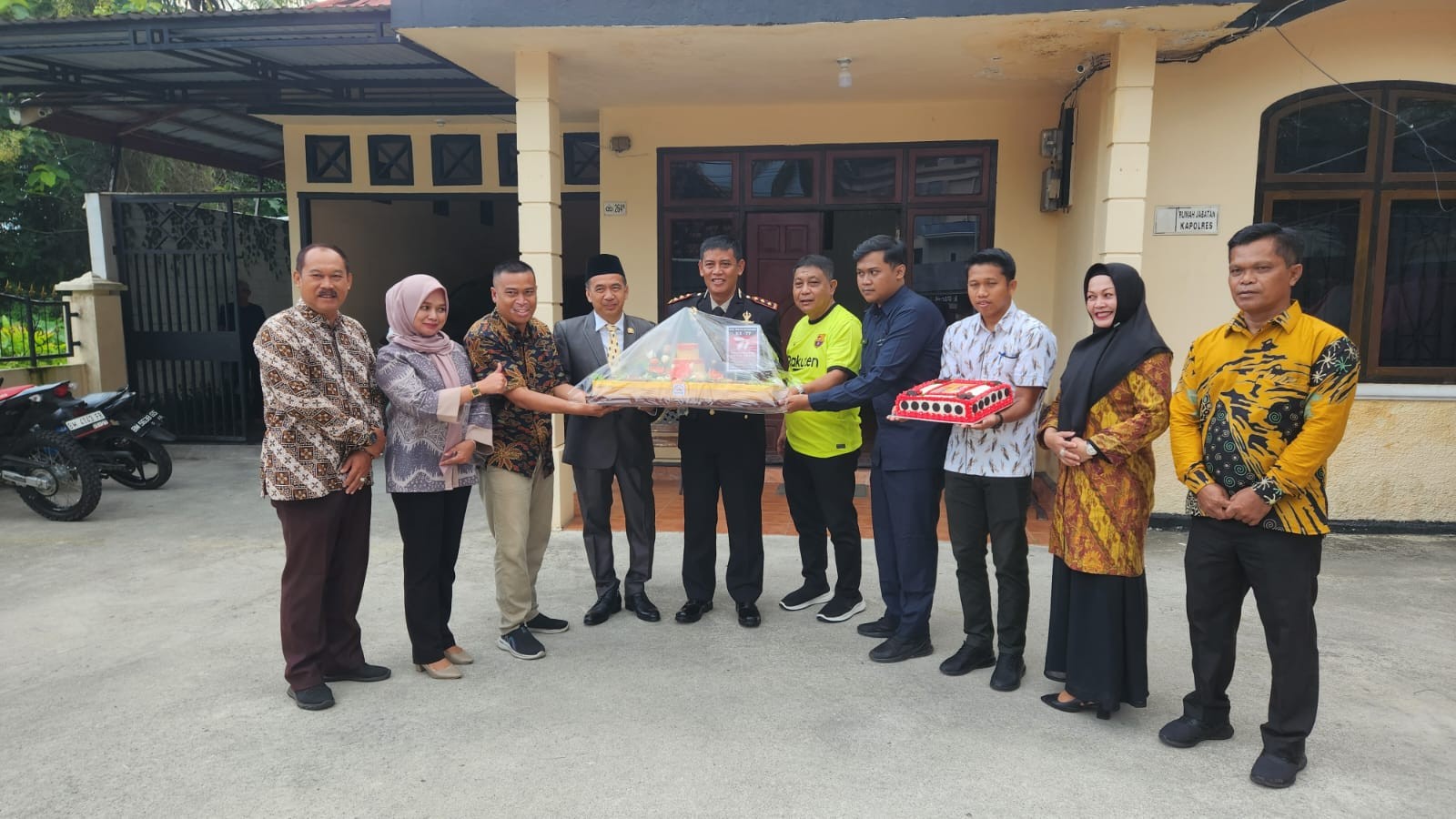 HUT BHAYANGKARA 77,  Pimpinan DPRD Sambangi Rumdis Kapolres Inhil Jam 06.30 Pagi