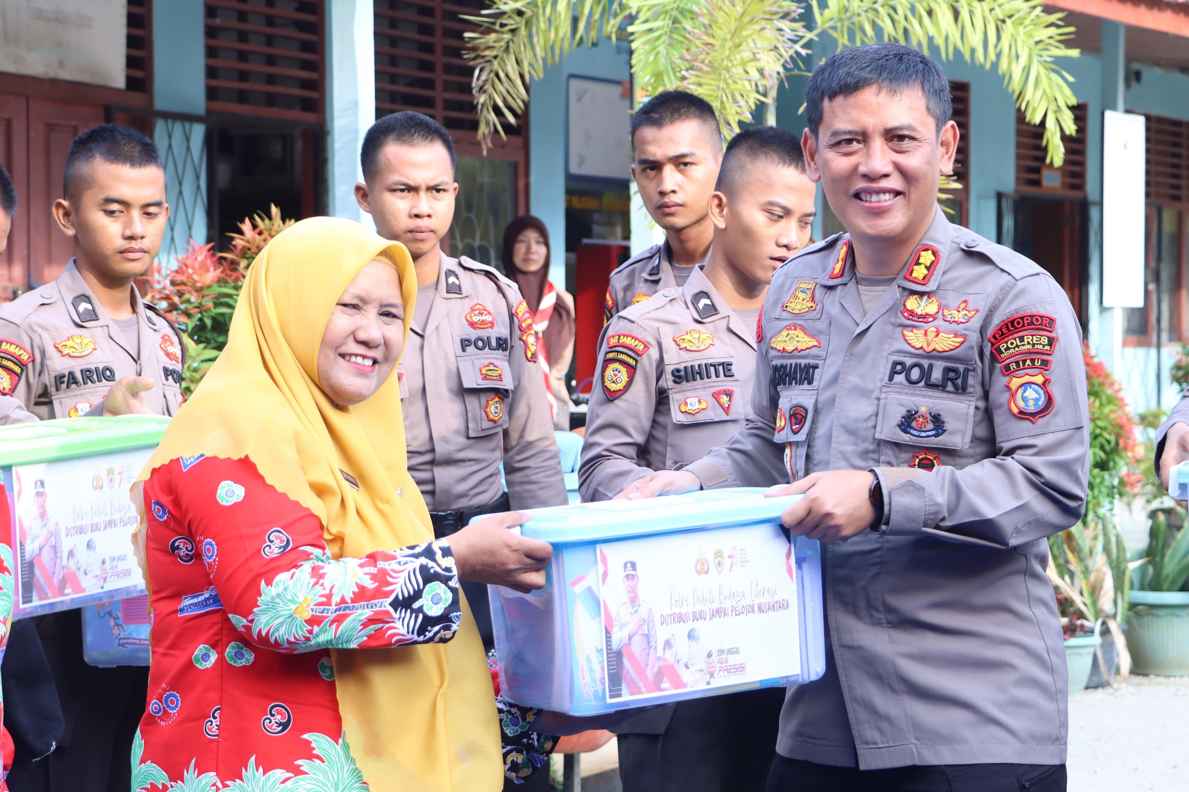 Peduli Budaya Literasi, Polres Inhil Distribusikan 500 Buku