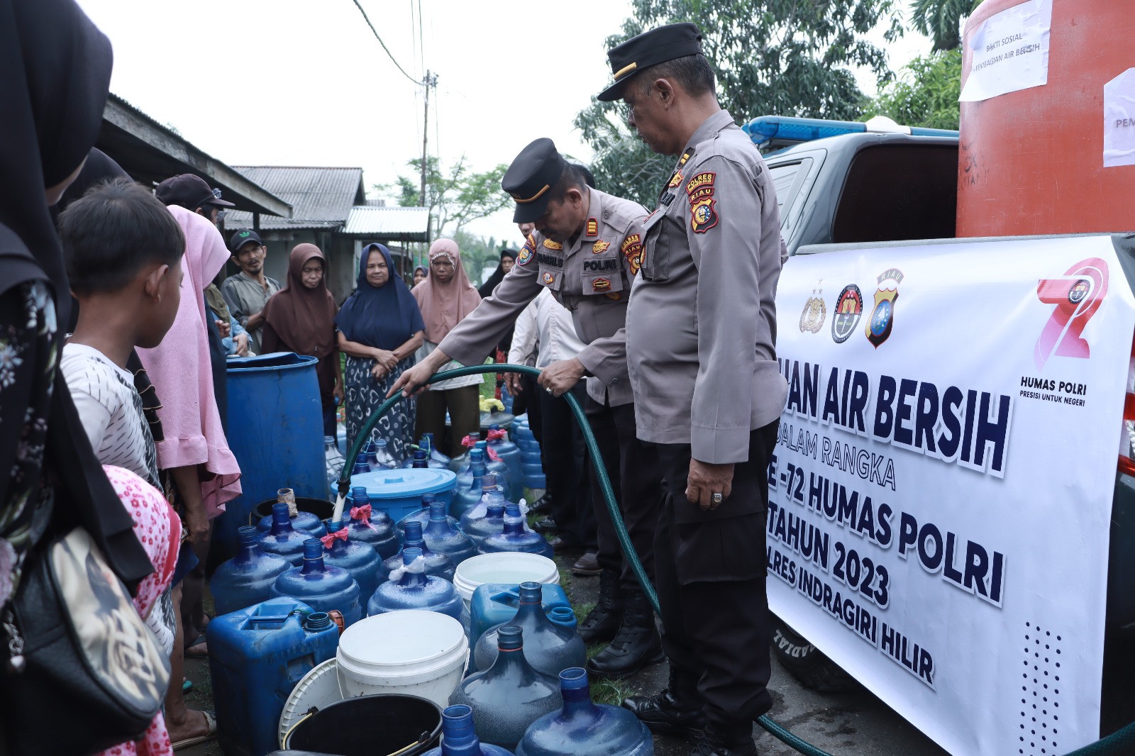 Kemarau Panjang, Warga Terima Bantuan Air Bersih dari Polres Inhil