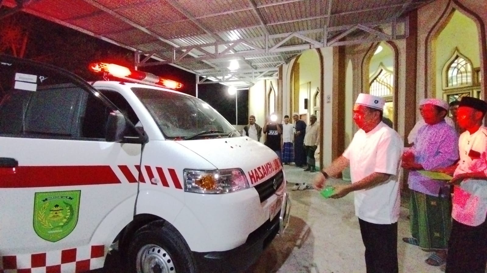 Usai Sholat Berjamaah, H. Ferryandi Serahkan 1 Unit Ambulance 