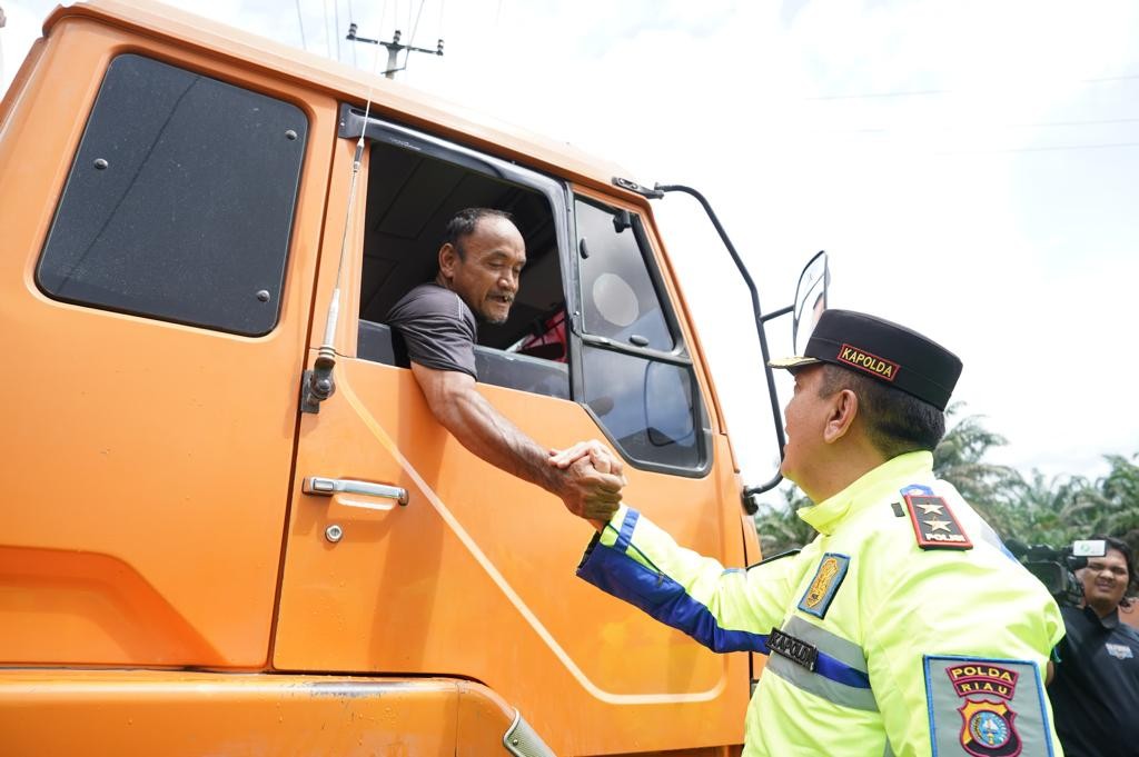 Aksi Epic kapolda Riau membuat Semringah wajah supir saat antri melewati banjir di Lintas timur Pelalawan