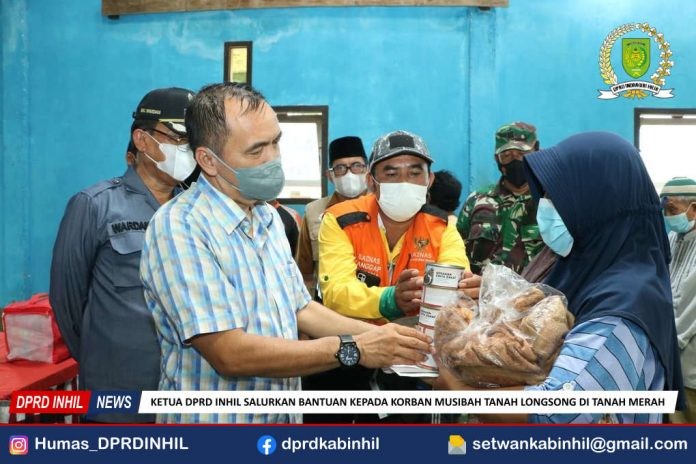 Ketua DPRD Inhil Salurkan Bantuan Kepada Korban Musibah Tanah Longsong Di Tanah Merah